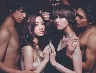 《进球如麻、奋力拼搏的女孩》：绿茵场上的铿锵玫瑰，梦想与汗水编织的青春赞歌